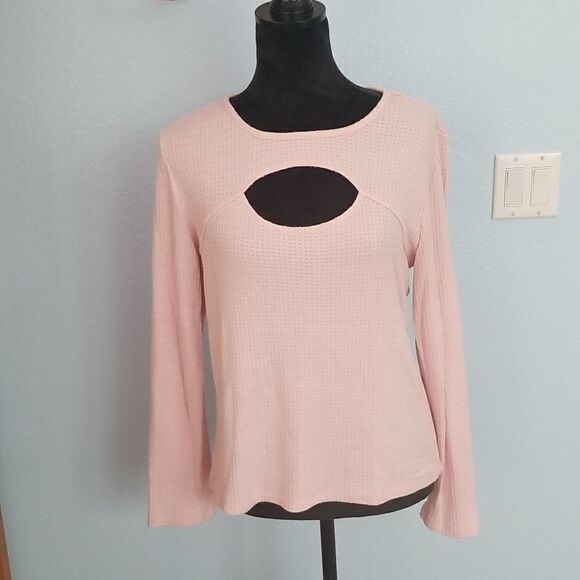 Lifestyle cutout top  - Picture 1 of 5